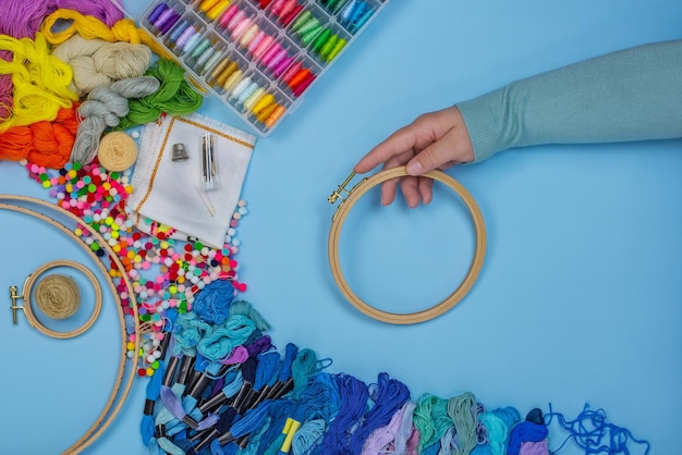 Zestaw startowy do haftu: tamborek, mulina, igły